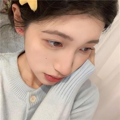 穿黄靴子的女孩